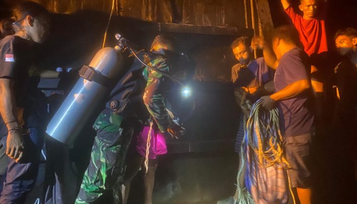 Prajurit Lanal Palu Evakuasi Korban Tewas Terjebak di Lambung Tongkang