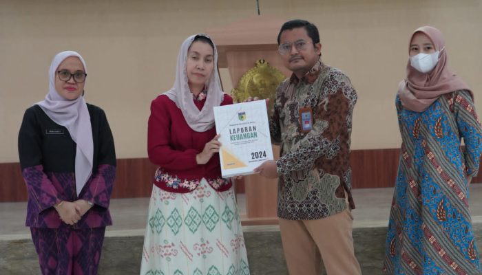 Wakil Wali Kota Palu Serahkan Laporan Keuangan 2024, Tegaskan Komitmen pada Transparansi