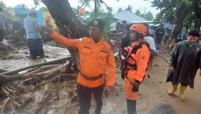 Hujan Deras Guyur Palu, Tim SAR Evakuasi Warga Terdampak Banjir di Silae