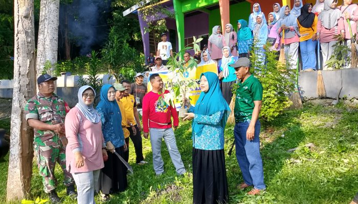 PKK Touna dan Warga Gotong Royong Rawat Keindahan Malotong