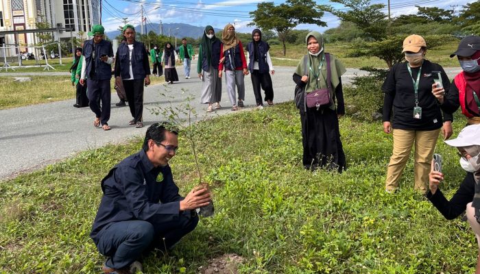 DEMA UIN Bersama Mahasiswa KKN Lakukan Penghijauan di Kampus 2 UIN Datokarama Palu