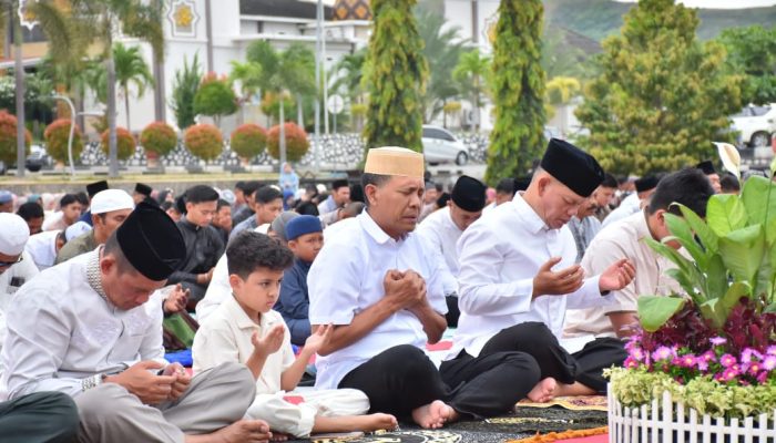 Kapolda Sulteng Bersama Ribuan Warga Shalat Idul Adha Bareng di Lapangan Mapolda