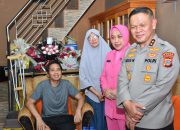 Kapolda Didampingi Ketua Bhayangkari Daerah Sulteng Anjangsana Dikediaman Anggota Polri Yang Sakit Menahun