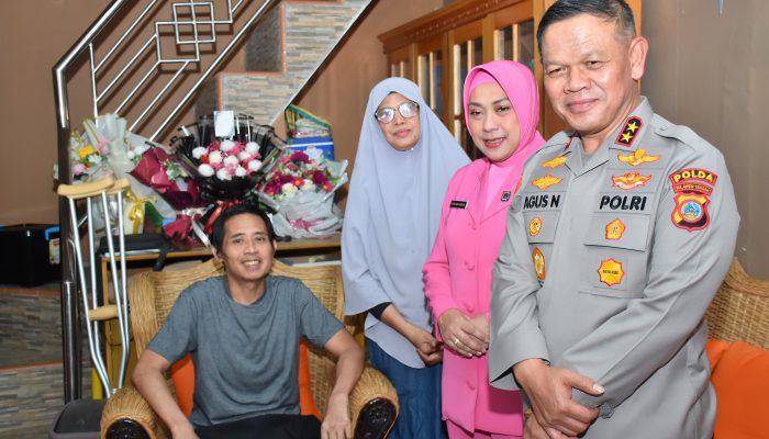 Kapolda Didampingi Ketua Bhayangkari Daerah Sulteng Anjangsana Dikediaman Anggota Polri Yang Sakit Menahun