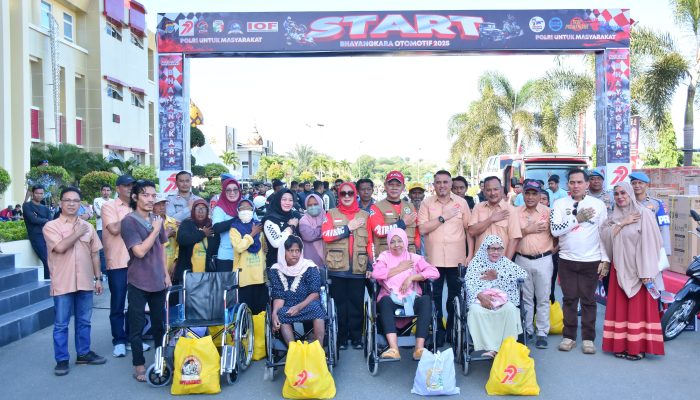 Aksi Kemanusiaan Warnai Bhayangkara Otomotif, Kapolda Sulteng Bagi Ratusan Sembako dan Kursi Roda