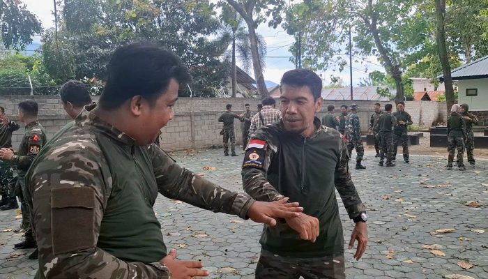 Kadin Kota Palu Latihan Bela Diri Taktis di Barak Militer Yonif 711