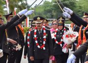 Tradisi Pedang Pora Warnai Wisuda Purna Bhakti 19 Personel Polri dan ASN Polda Sulteng