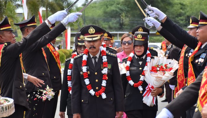Tradisi Pedang Pora Warnai Wisuda Purna Bhakti 19 Personel Polri dan ASN Polda Sulteng