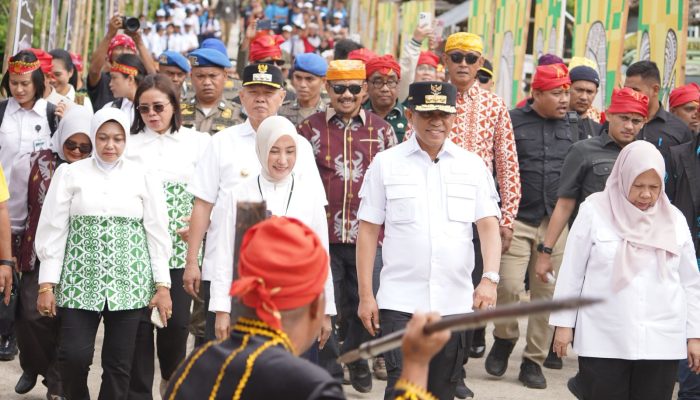 Tiba di Lokasi Festival Danau Lindu, Gubernur dan Wagub Disambut Adat Menpantodui