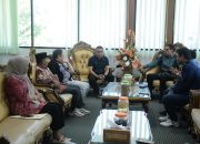 KPU Palu Serahkan Laporan dan Paparkan Inovasi Demokrasi ke Wali Kota
