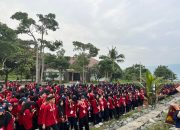 UWN Gelar “UWN Mengabdi”, 785 MABA Bersihkan Sampah di Pantai Talise