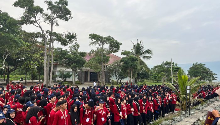 UWN Gelar “UWN Mengabdi”, 785 MABA Bersihkan Sampah di Pantai Talise