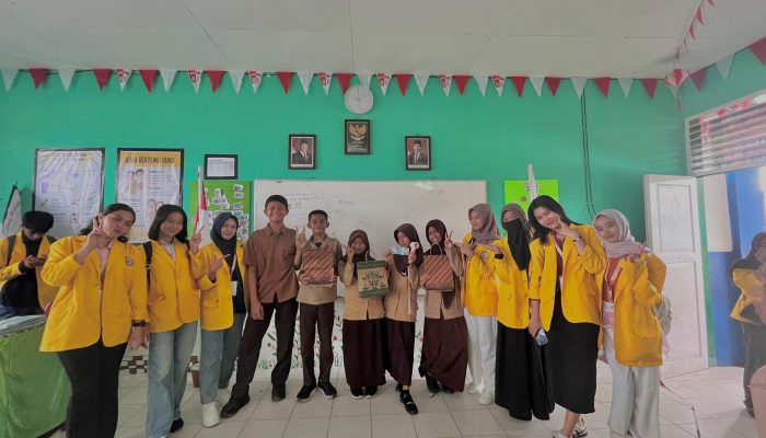 Mahasiswa UWN Palu Edukasi Pelajar SMP Soal Kesehatan Reproduksi