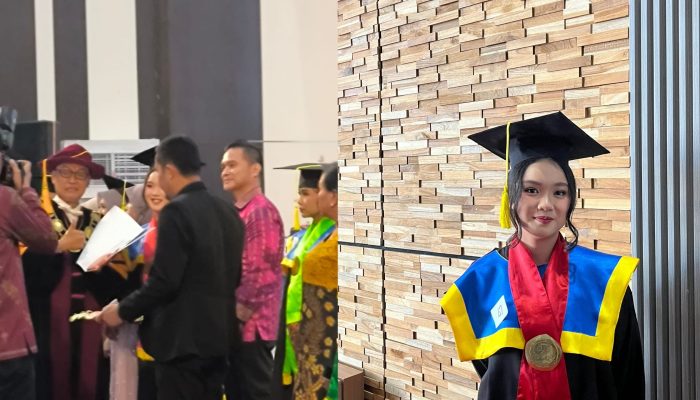 Dr. Awaluddin Hadiahkan Buku Karyanya kepada Lulusan Terbaik FH Untad