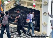 Demo Mahasiswa di Palu Ricuh: Massa Bentrok dengan Aparat, Pagar DPRD Sulteng Roboh