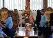 Penuh Keceriaan, Wali Kota Palu Sambut Anak-anak TK di Ruang Kerjanya