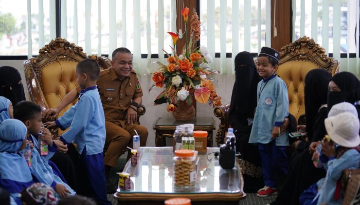 Penuh Keceriaan, Wali Kota Palu Sambut Anak-anak TK di Ruang Kerjanya