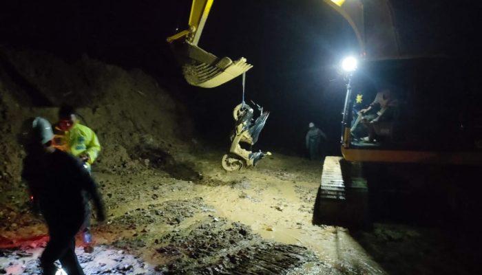 Satu Unit Motor Berhasil Dievakuasi dari Lokasi Longsor Kebun Kopi