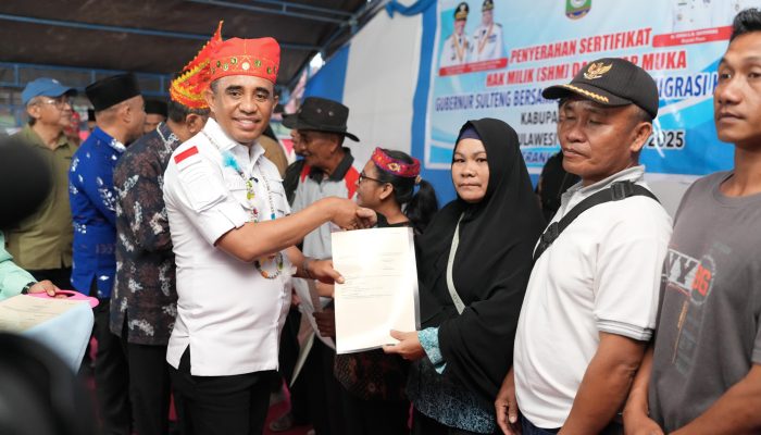 Gubernur Sulteng Serahkan Sertifikat Hak Milik kepada Warga Transmigrasi di Poso