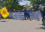 Ratusan Mahasiswa, Ojol, dan Warga Gelar Aksi Unjuk Rasa di DPRD Sulteng