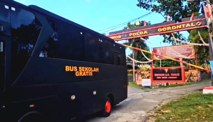 Brimob Polda Gorontalo Luncurkan Program Bus Sekolah Gratis untuk Dukung Pendidikan dan Kepedulian Sosial