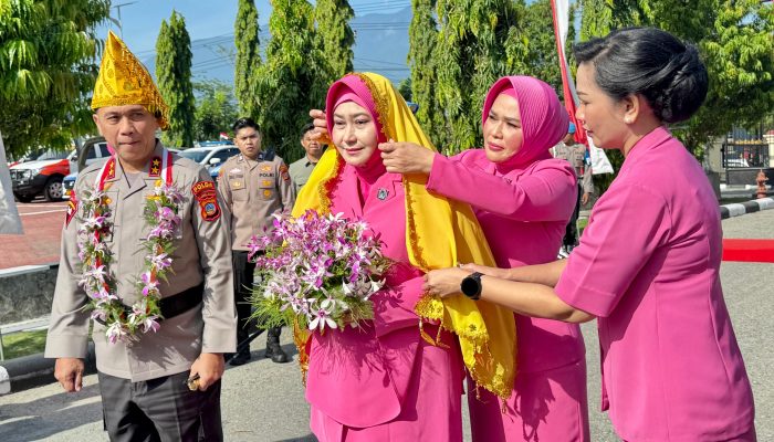 Dibalut Tradisi Adat Kaili, Irjen Endi Sutendi Disambut Hangat di Polda Sulteng