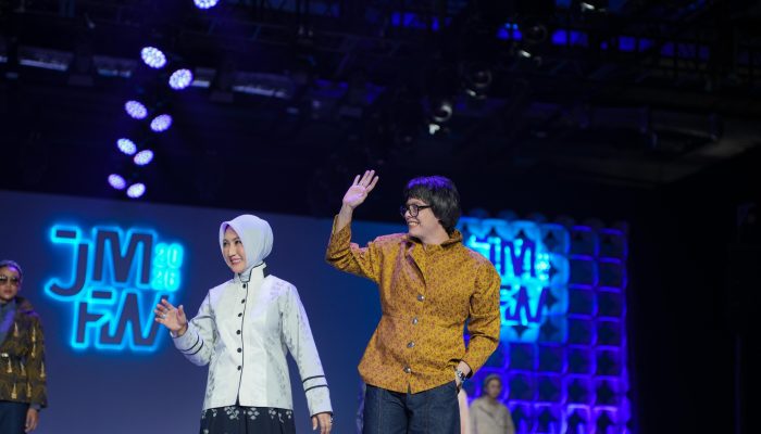 Tenun Bomba Donggala Jadi Sorotan di JMFW 2026, Ketua Dekranasda Sulteng Curi Perhatian