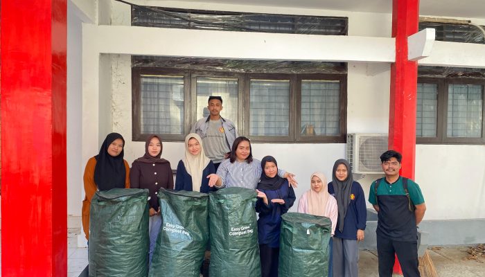 Mahasiswa KKN FEB Untad Produksi Kompos Alami dari Sampah Organik Kampus