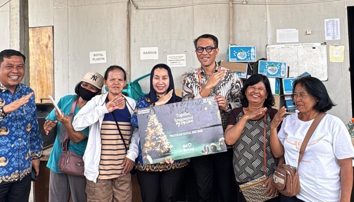 Sentuhan Natal dan Tahun Baru, 100 Tenaga Kebersihan Palu Terima Paket Sembako