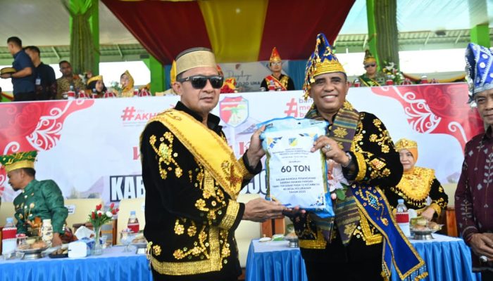 Gubernur Anwar Hafid Janjikan Jalan Lingkar Kepulauan Mulai 2026 di HUT Tojo Una-Una
