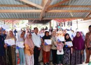 Nilam Sari Lawira Serahkan Bantuan PIP untuk 439 Pelajar di Touna