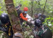 Rappeling 100 Meter ke Jurang, Tim SAR Evakuasi Korban Pertama Pesawat ATR 42