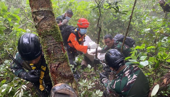 Rappeling 100 Meter ke Jurang, Tim SAR Evakuasi Korban Pertama Pesawat ATR 42