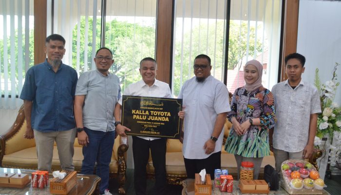Wali Kota Palu Tandatangani Prasasti Peresmian Kalla Toyota Palu Juanda