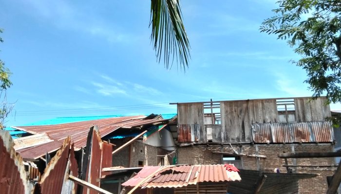 Angin Puting Beliung Terjang Desa Bantuga Touna, Dua Rumah Warga Rusak
