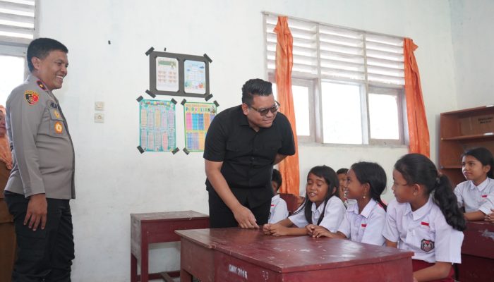 Wakapolda Sulteng Dampingi Wakil Ketua MPR RI Salurkan Bantuan Perlengkapan Sekolah di Sigi