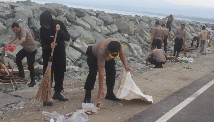 Personel Polda Sulteng Bersihkan Kawasan Penggaraman Talise Kota Palu