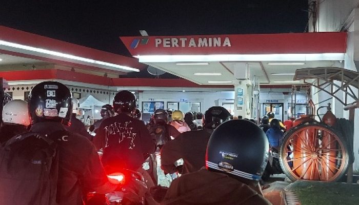 Gegara Isu BBM Naik, Warga Palu Rela Antre Panjang di SPBU