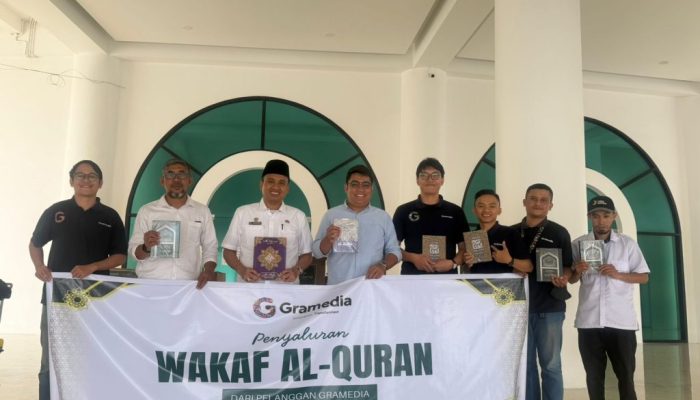Gremedia Wakafkan 620 Mushaf Al-Qur’an untuk Masjid Raya Baitul Khairaat