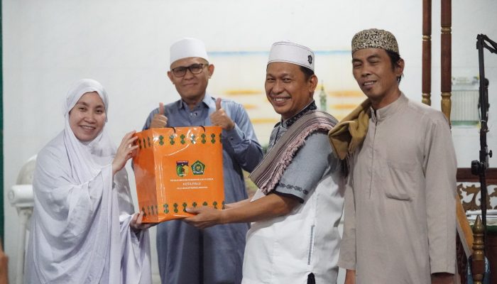 Safari Ramadan di Palupi, Wawali Imelda Muhidin Serahkan Bingkisan untuk Imam Masjid