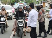 Satresnarkoba Polresta Palu Bagikan Takjil kepada Pengguna Jalan