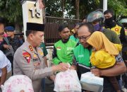 Kapolda Sulteng Irjen Endi Sutendi Bagikan 1.000 Takjil kepada Pengendara di Palu