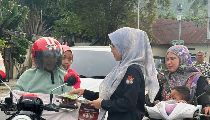 KPU Donggala Berbagi Takjil dan Sosialisasi Pendidikan Pemilih kepada Masyarakat
