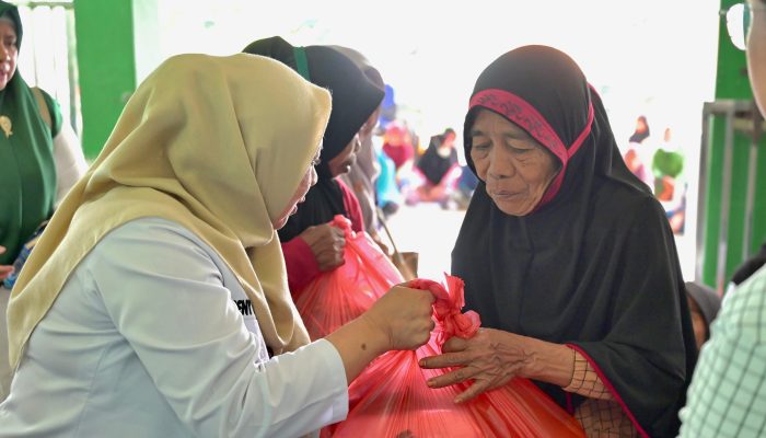 Berbagi Berkah Ramadan, Wagub Sulteng Serahkan Ratusan Paket Sembako