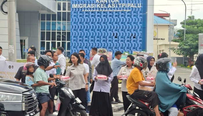 Imigrasi Palu Tebar Kebaikan Ramadan Lewat Aksi Berbagi Takjil