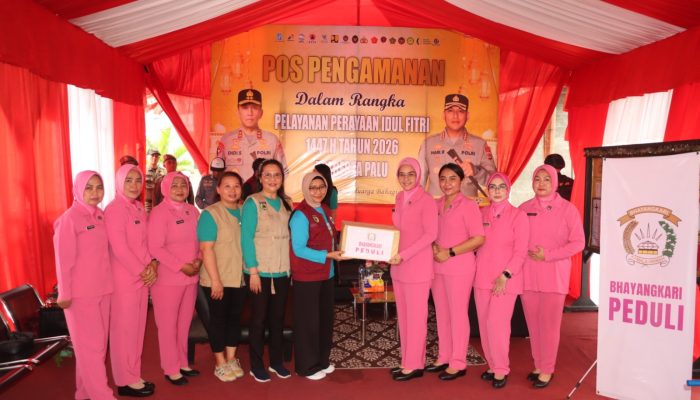 Ketua Bhayangkari Palu Bersama Kapolresta Tinjau Pos Pengamanan Lebaran