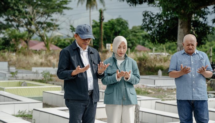 Usai Halal Bihalal di Palu, Gubernur Anwar Hafid Ziarah ke Makam Orang Tua