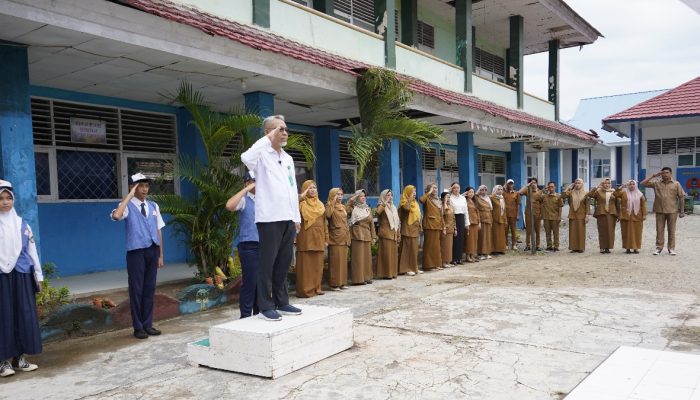 Kepala BPMP Sulteng Jadi Pembina Upacara di SMPN 14 Palu