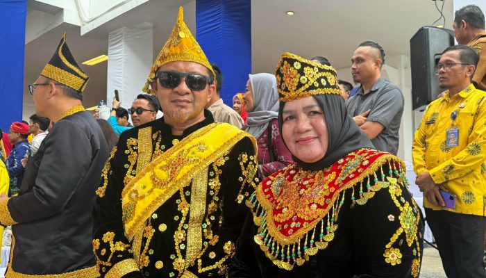 Bupati dan Wabup Touna Tampil Kompak Berbusana Adat di HUT ke-62  Sulteng