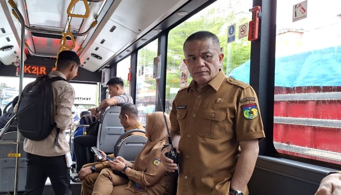 Naik Bus Trans Palu, Wali Kota Hadianto Temukan Pelanggaran Kebersihan dan Parkir Liar